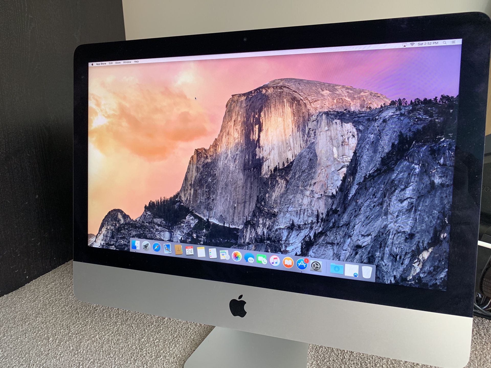 iMac 21.5-inch with wireless keyboard and mouse
