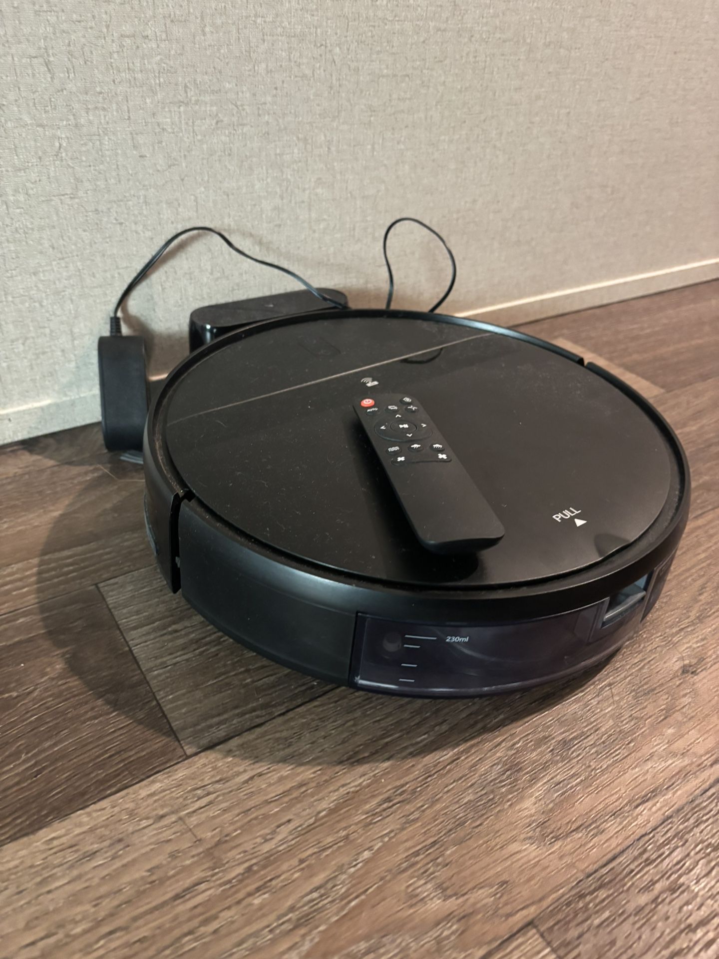 Mop & Vacuum Robot with Accessories – Great Condition