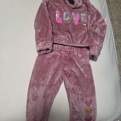Sets for girls like new, size 2T, $12 each/Conjuntos para niñas como nuevos, talla 2 años, $12 c/u