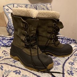 Big boys Size 4 (maybe Womens 6) Snowboots