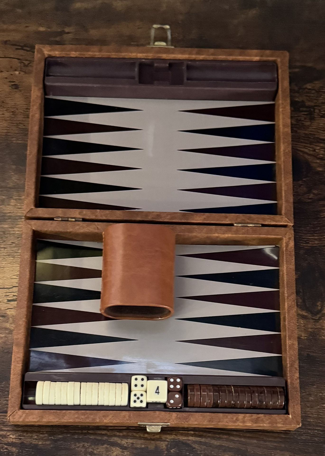 Backgammon Game in Case COMPLETE just $5