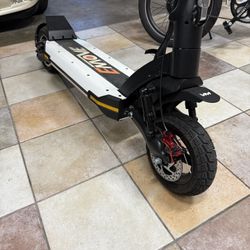 EMOVE Cruiser V2 – 52V Quad Suspension 62-Mile Long-Range Scooter