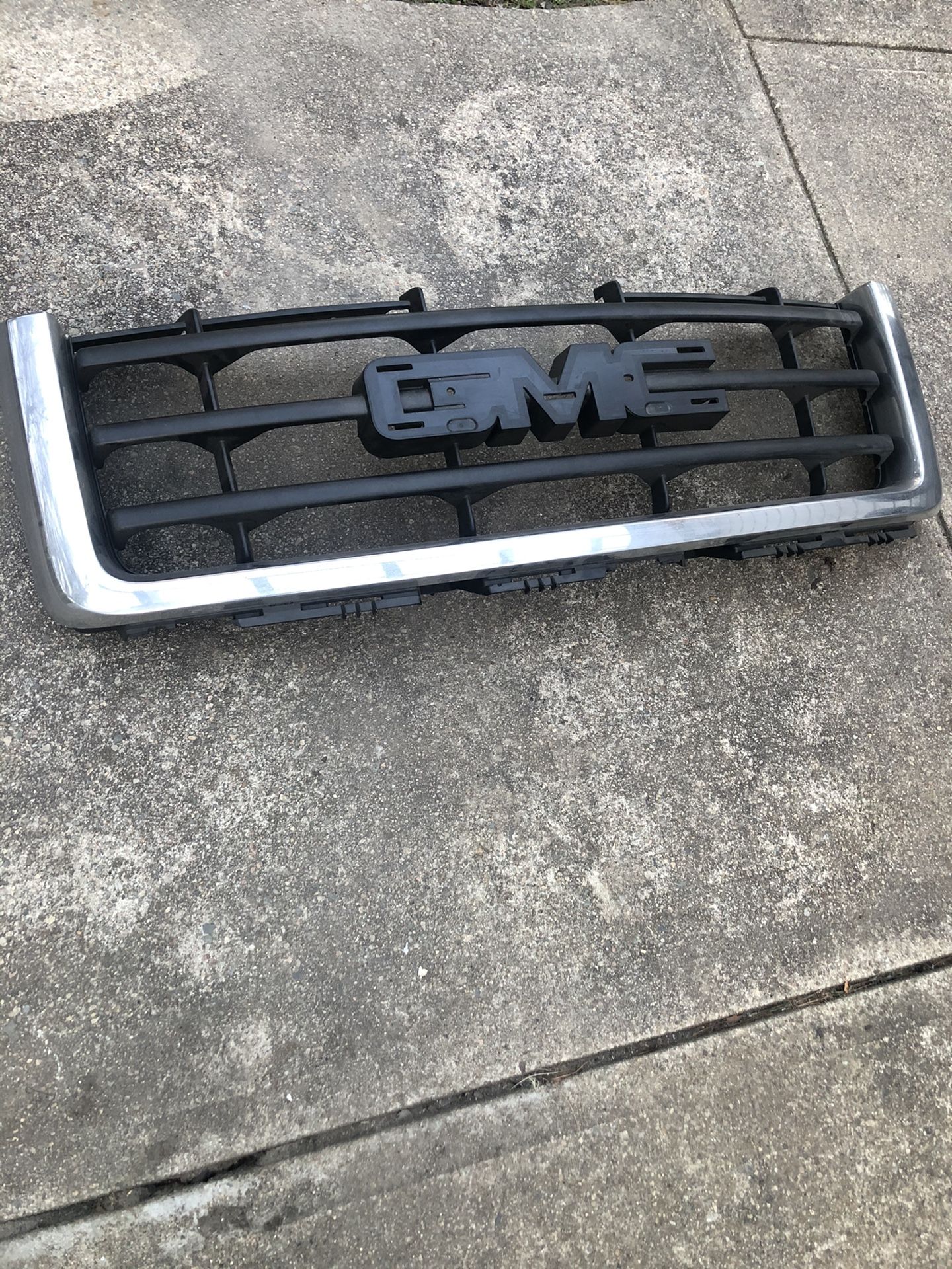 2007-2013 GMC Sierra 1500 Grille W/ Chrome Frame