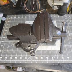 Vintage BENCH VISE  5 INCH SWIVEL BASE W/ PIPE HOLDER