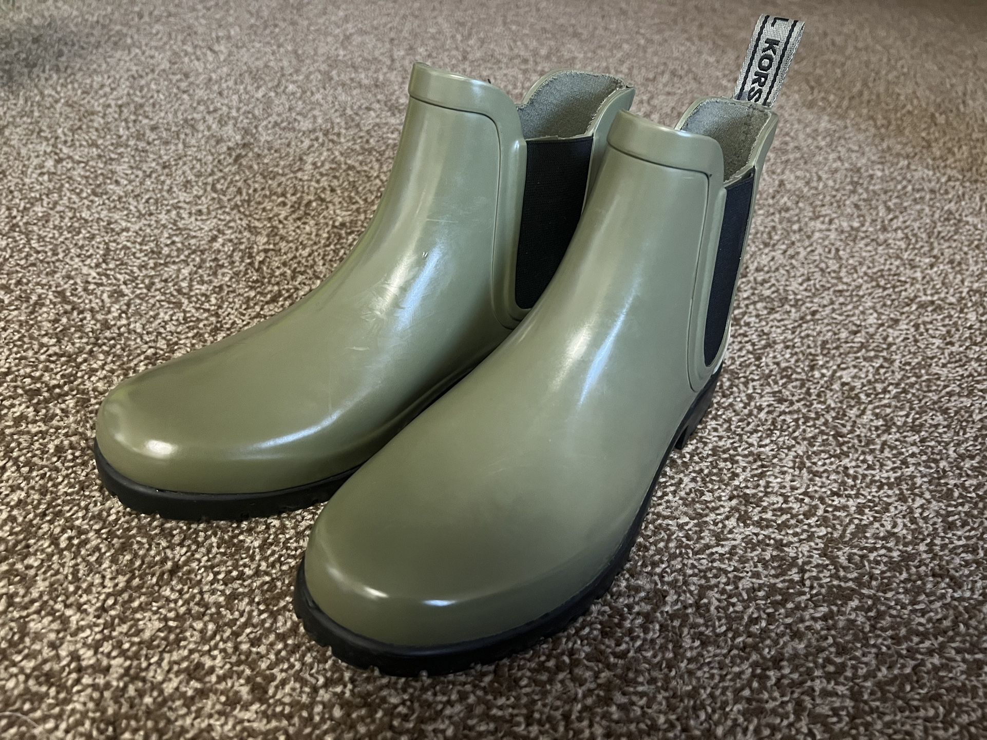 Michael Kors Slip-On Chelsea Rubber Rain Boots Ankle Booties Women’s Size 10 Green Step out in comfort and style even on the rainiest days with these