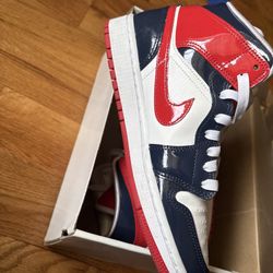 Women’s Air Jordan 1 Mid Midnight Navy/ University Red Size 8