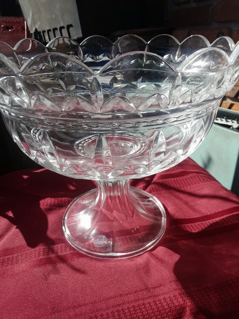 Beautiful Pure Crystal Pedistal PUNCH BOWL. 