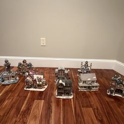 ✨ 8-Piece Holiday Village – Light-Up Set! ✨