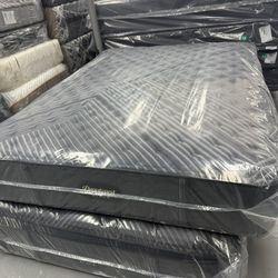 QUEEN SIZE SIMMONS BEAUTYREST BLACK SERIES 1 (EXTRA-FIRM) MATTRESS & BOX SPRING BED SET