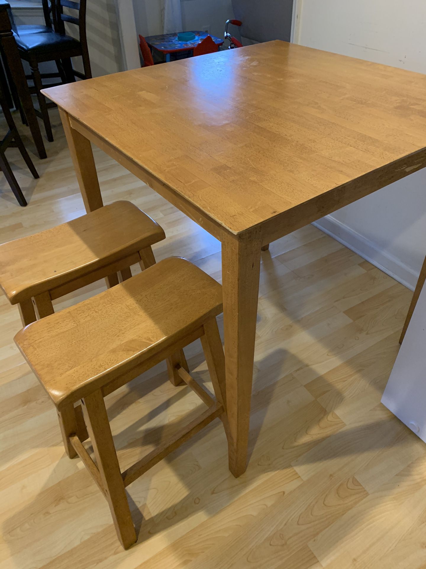 Kitchen table with 4 stools