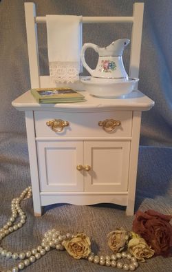 Pleasant Company - RETIRED - Samantha's Commode & Nighttime Accessories - Pre-Owned