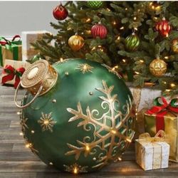 Christmas Indoor Outdoor Decoration Ornaments Green and Gold   
