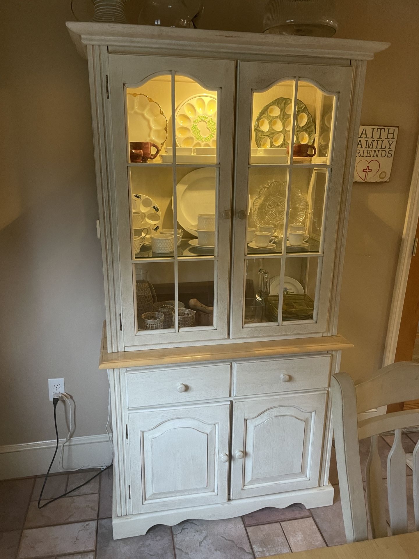 Kitchen table W/ Matching Hutch