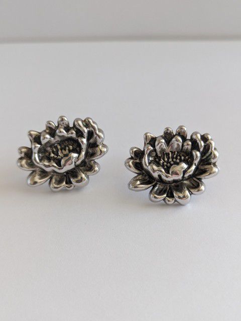Vintage Screwback Silver Flower Earrings