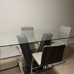 Kendall High Glass High Table And 4 Bar Stools 