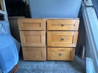 Solid Wood 3-Drawer Base Kitchen Cabinets – Used