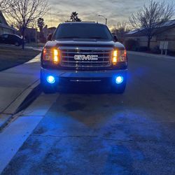 2011 GMC Sierra 5.3 SLE 51,000 Excellent Condition Inside And Out DVD Backup Camera 20 "Rims Off-road Tires Chrome & Accessories Well Worth 💰🤑💰🤑🤑