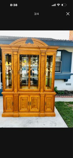 Dining room furniture hutch/cabinet with lights