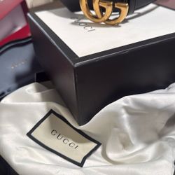 Medium Gucci Black Leather Gold Emblem 