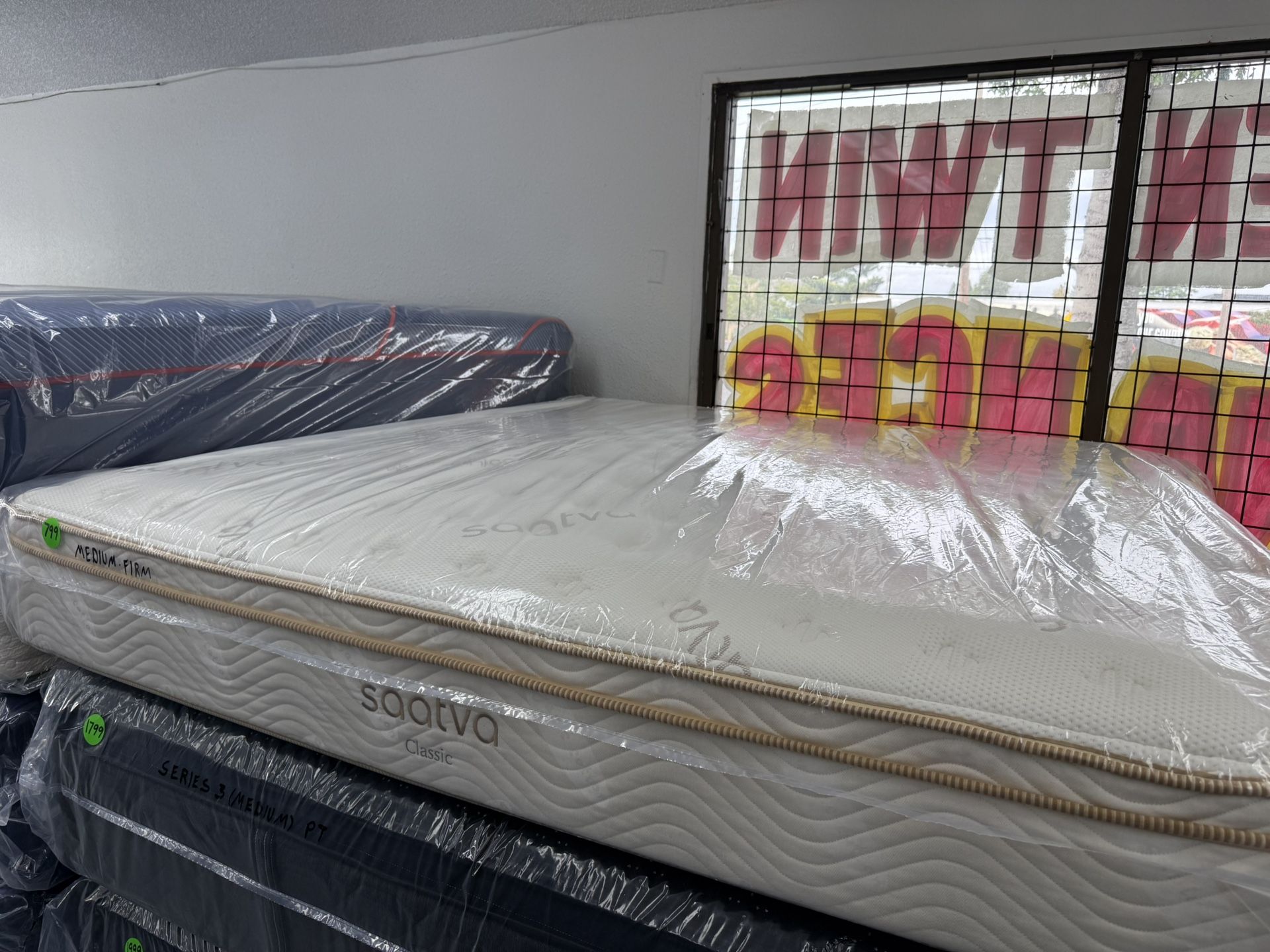 KING SIZE SAATVA CLASSIC MATTRESS & BOX SPRINGS BED SET