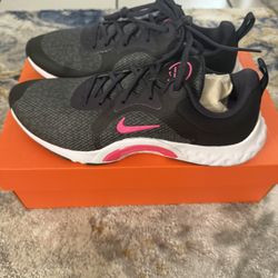 Nike Renew In-Season TR 11 Sneaker Womens Size 8 Black Hyper Pink DA1349-014