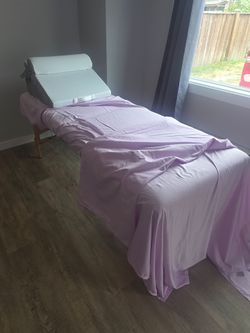 Massage table with linens