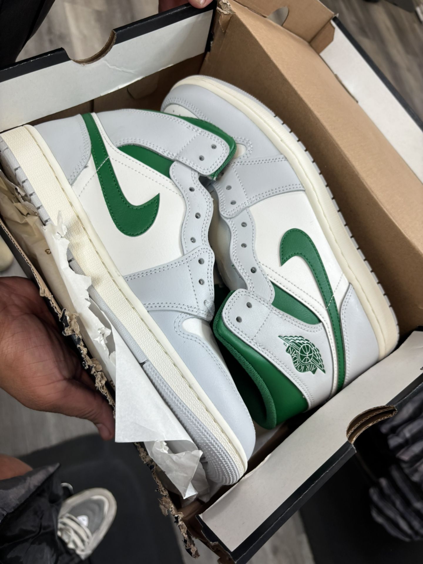 Air Jordan 1 Mid SE Grey Pine Green