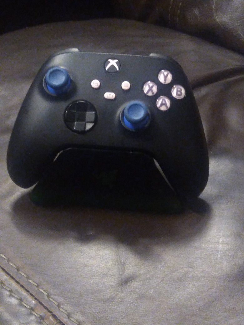 Xbox Controller With Battery Pack And Charge Stand