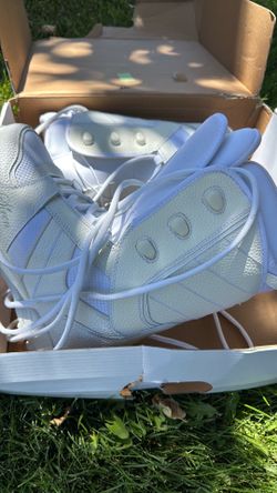 All White Siren Sz 8 Snowboarding Boats