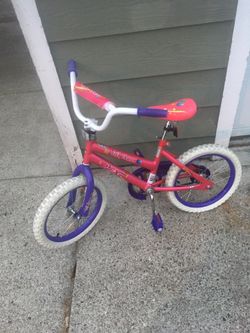 Kids bike has training wheels