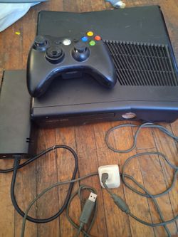 Xbox 360 slim with one controller and one game