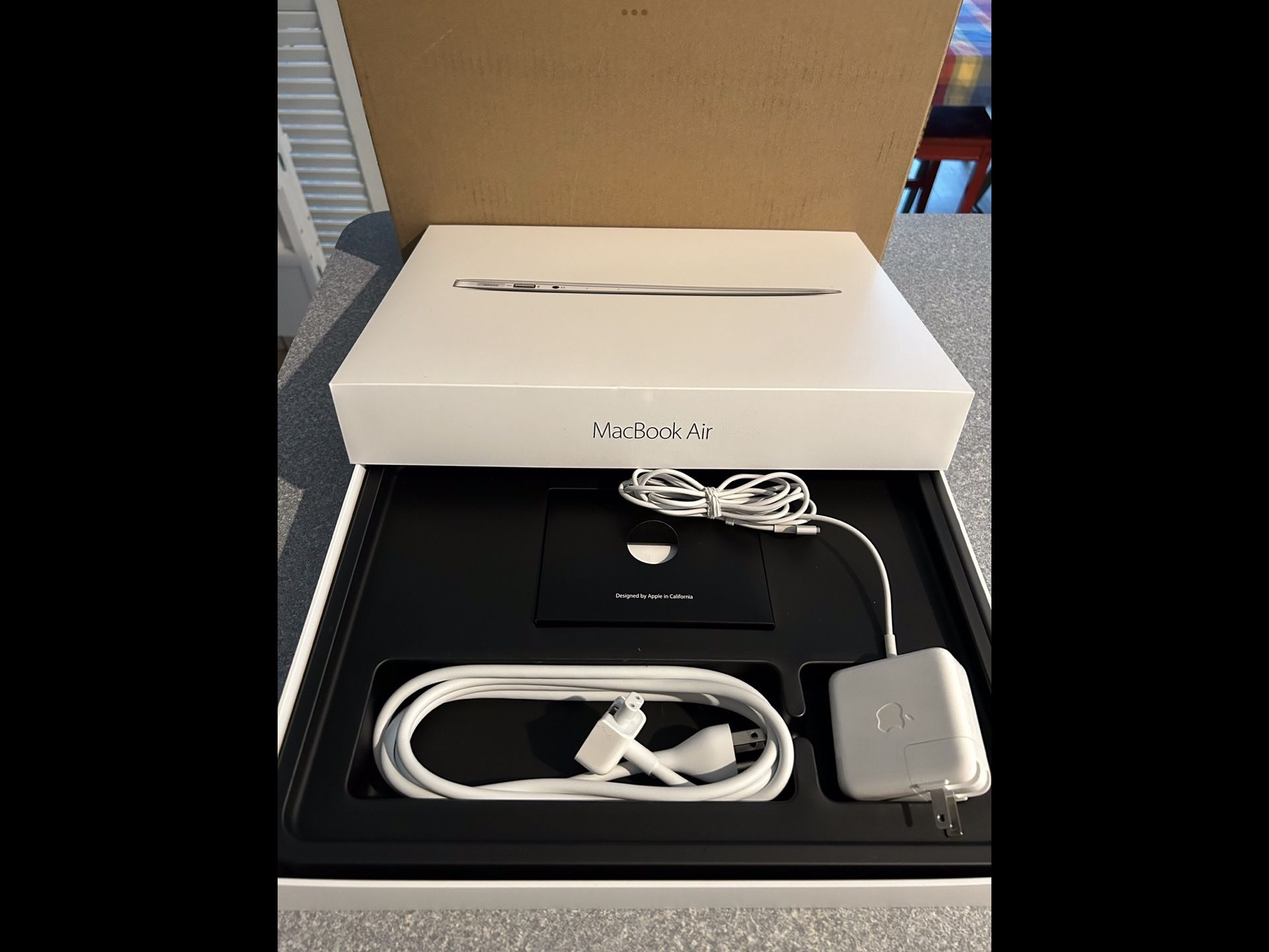 Genuine APPLE MacBookAir 13” BOX w/Magsafe 2 Power Adapter-45W and…