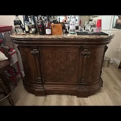Bar, and 4 Stools  Like New Conditions