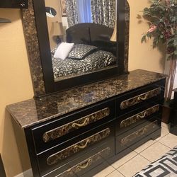 Dresser With Mirror In Good Condition 