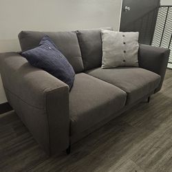 Beautiful Loveseat  (LIKE NEW)