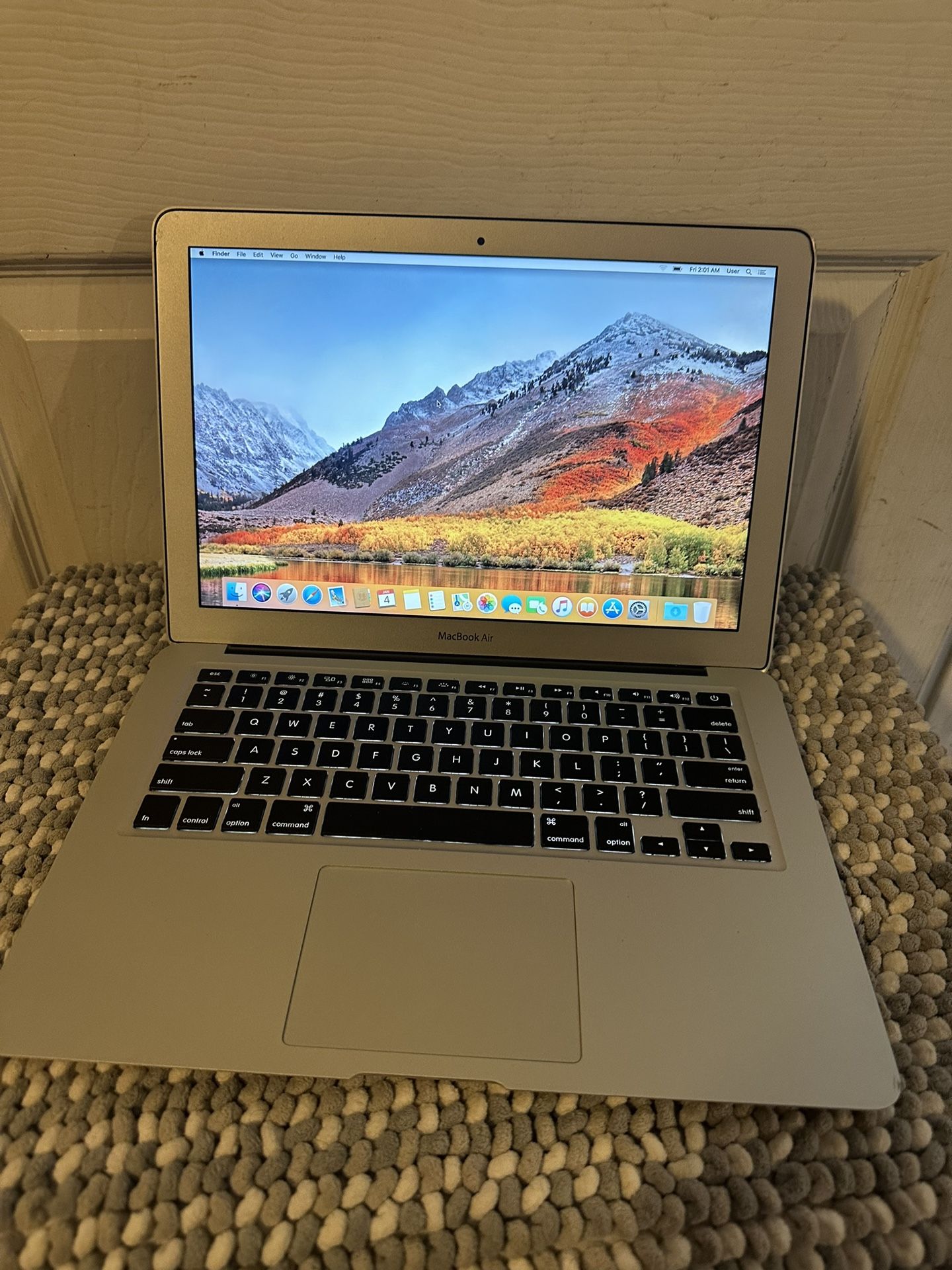 MacBook Air Like New And Works Great 
