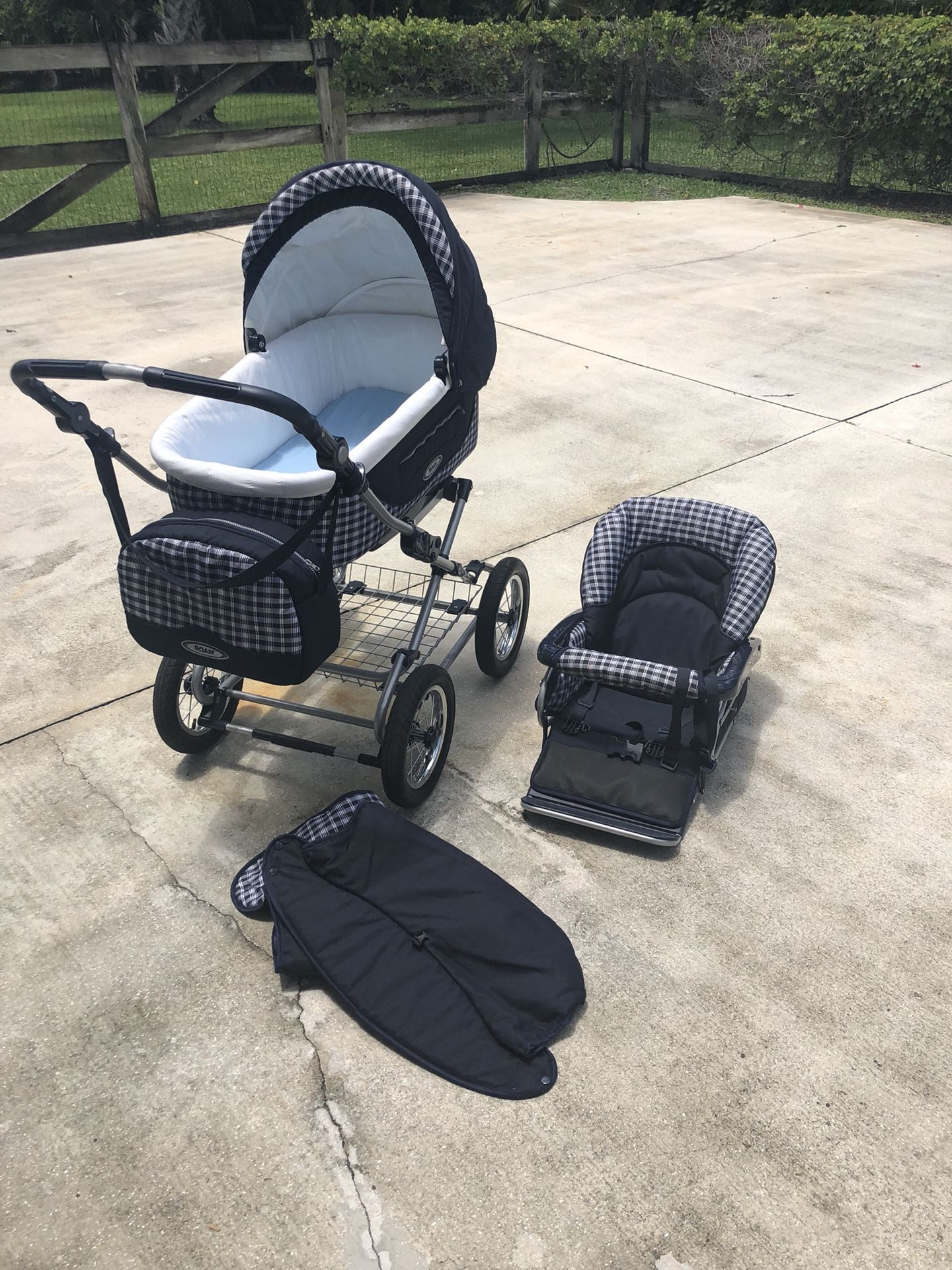 Roan Rocco Pram Stroller 2 in 1 bassinet and seat