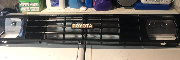 84-88 Toyota pick up front grille OEM