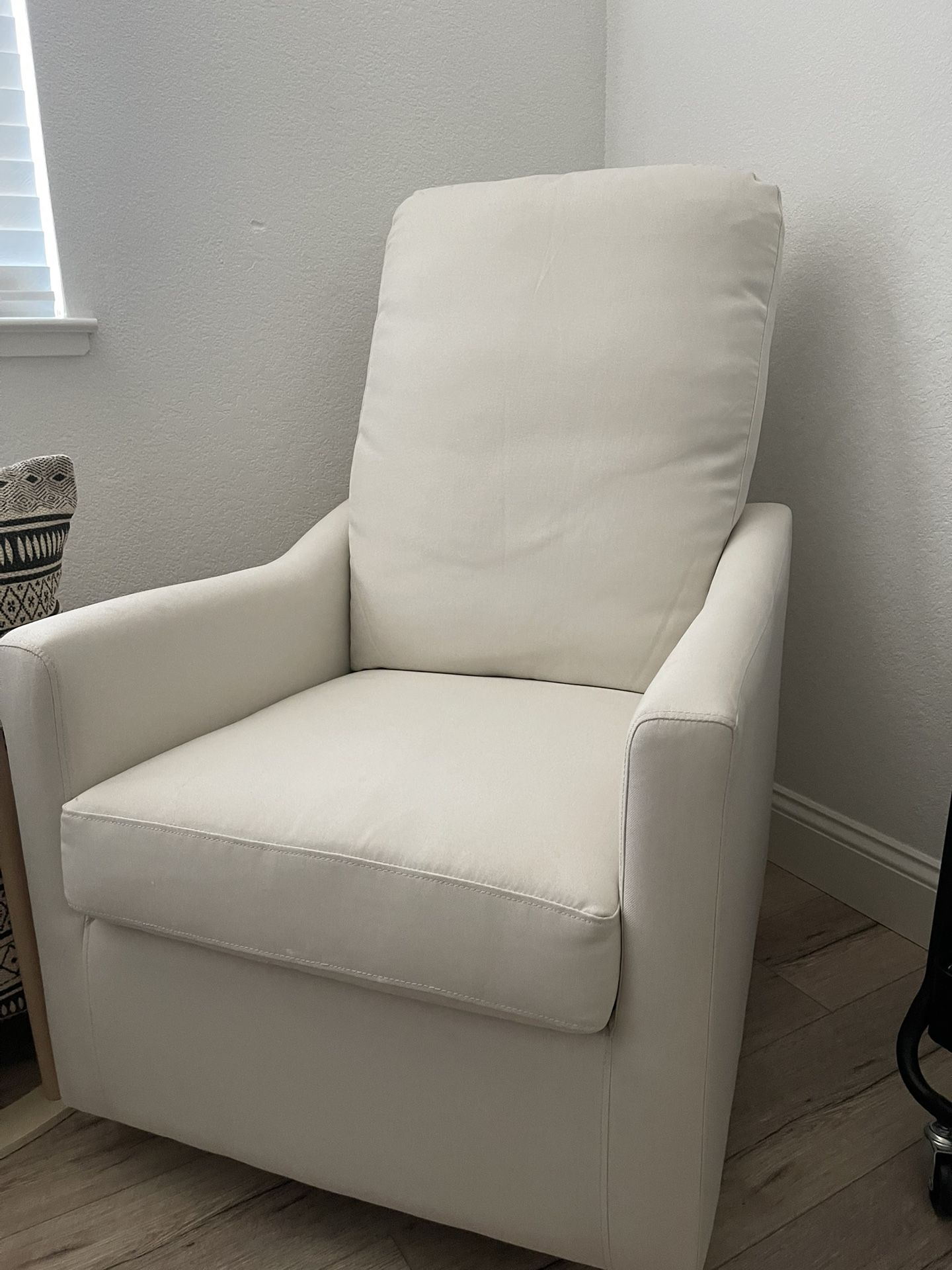  Chair – Excellent Condition, Comfortable & Stylish
