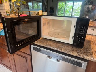Microwave Haier 0.9-cu ft 900-Watt Countertop (Black)