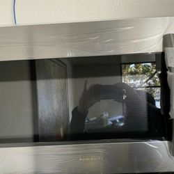 Samsung & Whrilpool 30in Microwave Open Box Unit Up to 50% Off
