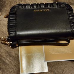 MICHAEL KORS RUFFLED LEATHER SMARTPHONE WRISTLET 