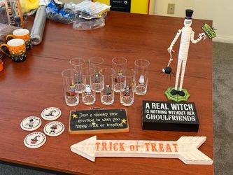 8- Halloween glasses 16 oz signs Mummy like new