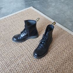 Black Boots Dr. MARTENS The Original