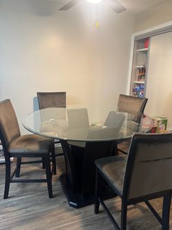 Round table -includes chairs