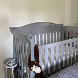 4-in-1 Convertible Crib with Extra Guardrail – Excellent Condition