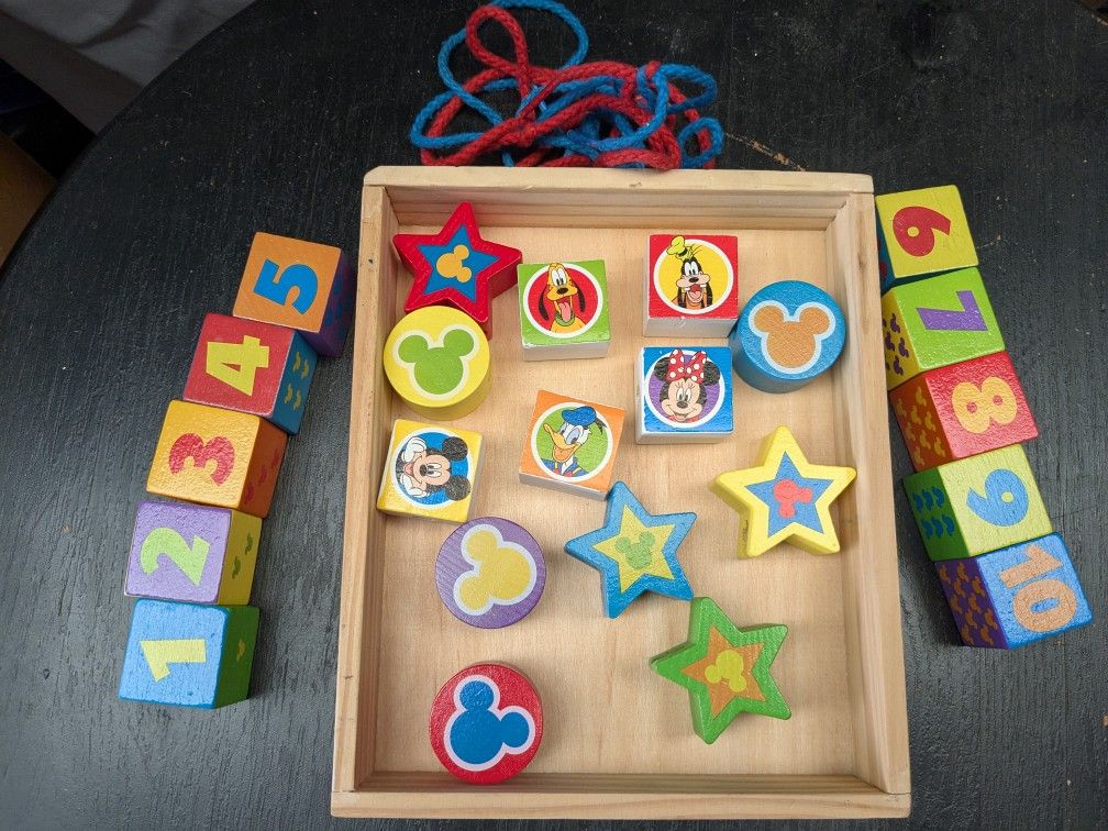 Melissa And Doug Lacing Set 