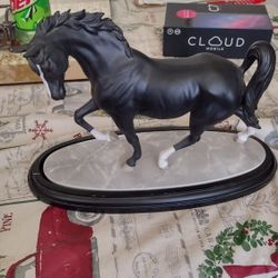 The Arabian Knight International Horse Sculpture Fine Porcelain Lenox 1988
This sculpture comes with a wood base. No chips nicks or cracks.
