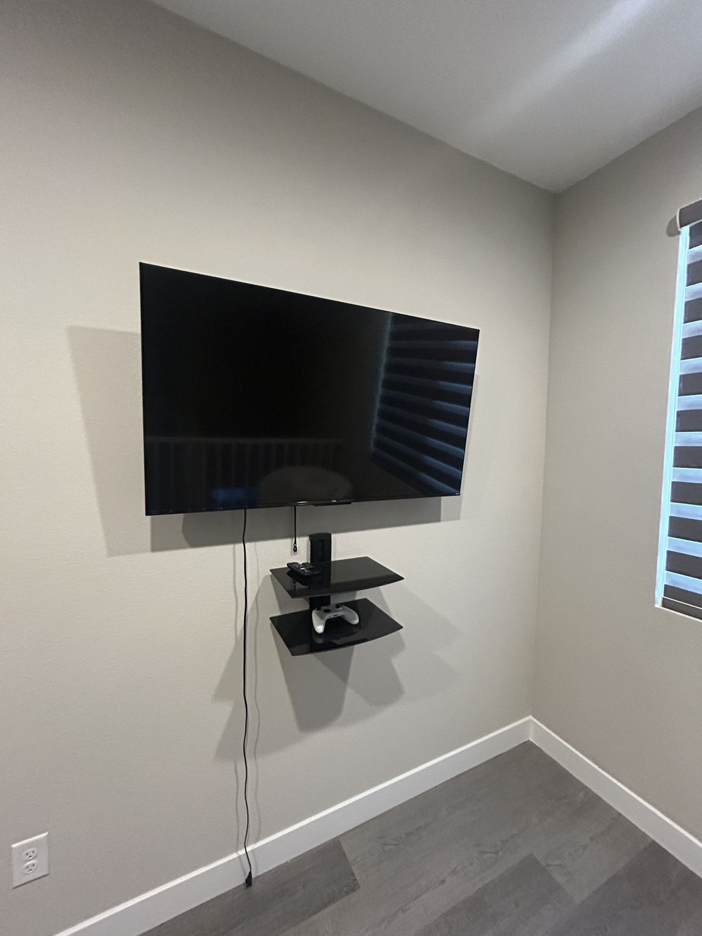 TCL 50” 4K Roku Smart TV with stand & mount– Excellent Condition