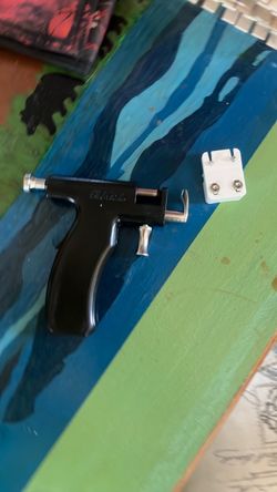 Ear piercing gun